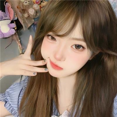 给小酒馆女子喝高杯酒